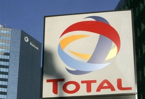 ** FILE ** This Feb. 13, 2008 file photo shows the headquarters of French oil giant Total SA in Paris. Total SA said Wednesday Jan. 28, 2009 it will offer $617 million Canadian dollars ($505 million) in cash for Calgary-based UTS Energy Corp. in a deal to gain access to the company's stake in a large oil sands project in northern Alberta. (AP Photo/Michel Euler)