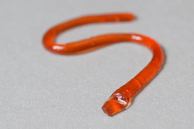 Self-lubing polymer inspired by earthworm