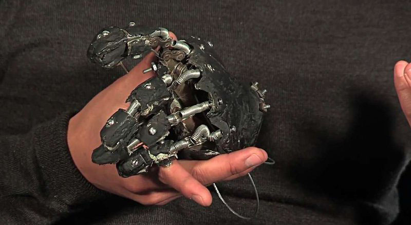 ساخت دست مصنوعی از جنس پلی اتیلن که برق تولید می کند