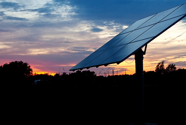 ساخت پنل خورشیدی با دو لایه مختلف برای جذب نور